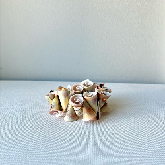 Vintage Shell Cone Stretch Bracelet - Picture 5 of 7